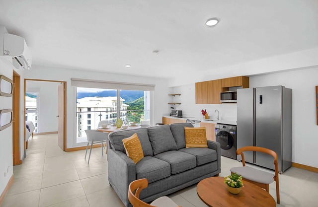 Upstay - Stunning New Condo w Private Patio