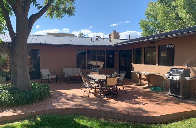 Uptown Home with Fabulous Views & Hot Tub. Walk to Trails & Restaurants