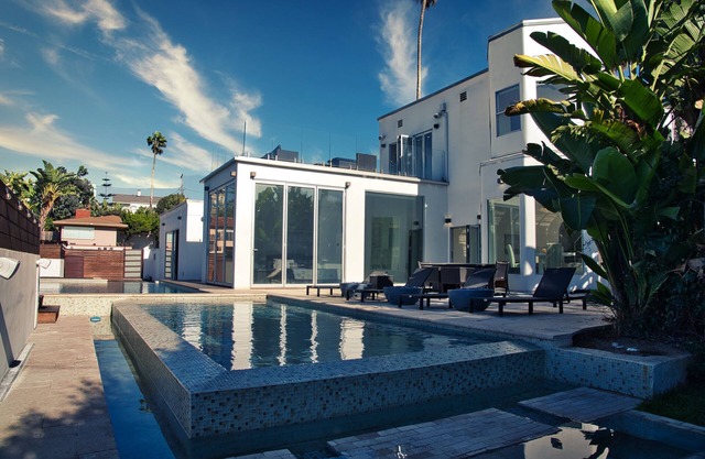 Urban Oasis, 3 Pools, Ocean Views, Steps to Beach