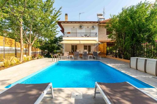 Urban Oasis - Heated Pool Villa in Thessaloniki