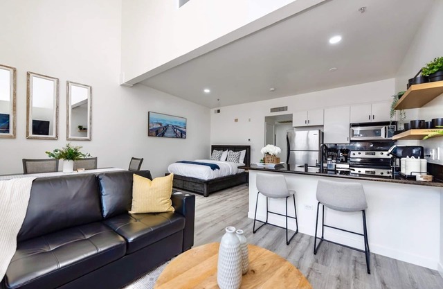 Urban Oasis - Prime Location - Modern Comforts- and Steps Away to San Diego Bay