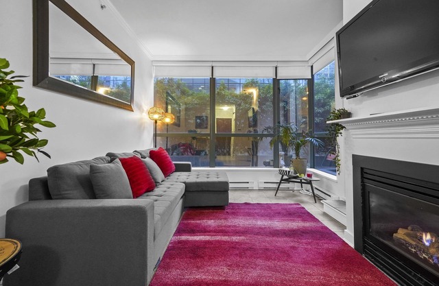 Urban Oasis! Sleeps 4/Big Private Patio/Fast Wifi