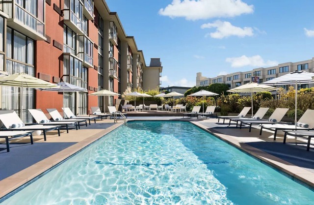 Urban Retreat: Steps from the Wharf, Relaxing Room for City Explorers