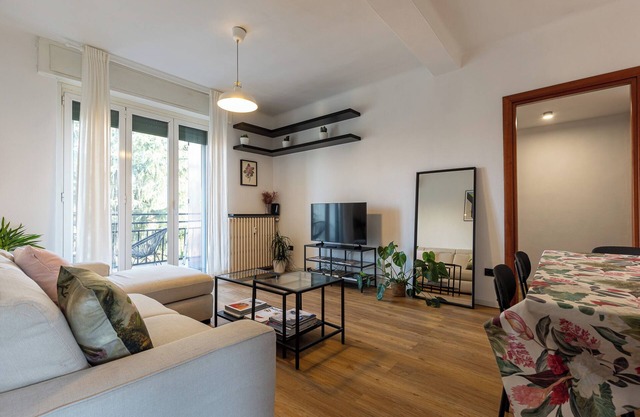 Urban Shelter with Balcony | Metro and Naviglio