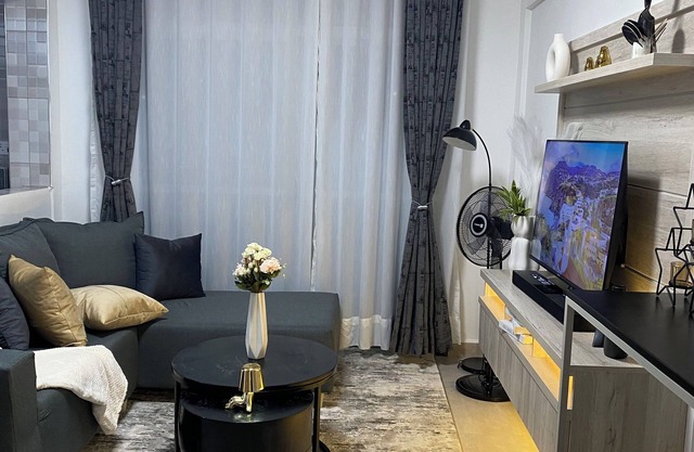 Urban View Apartment with a fully equipped gym, rooftop serene town views