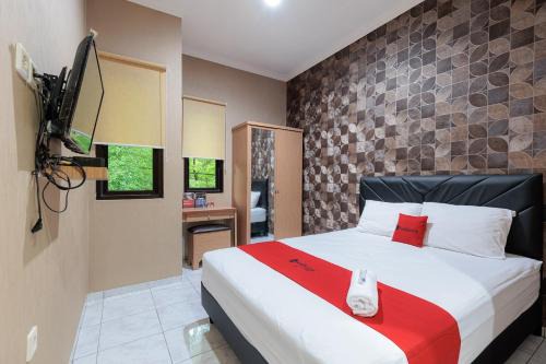 Urbanview Syariah Hotel Tiga ER near Karawang Central Plaza