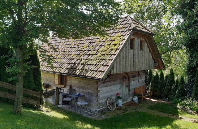 Uriges Holzhaus mit Kaminofen und Überdachtem Balkon im OG