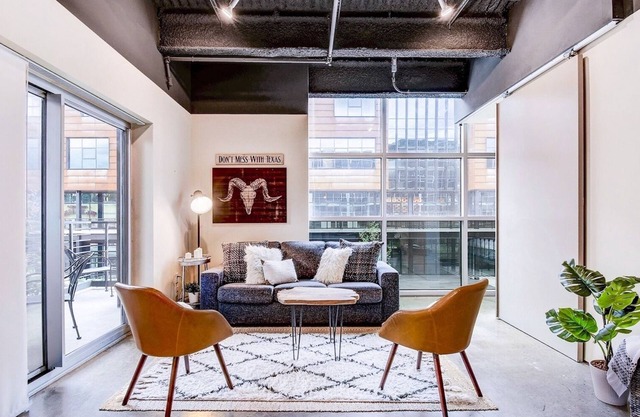 UT Football Fave - 6th St Condo, Walk to Downtown!