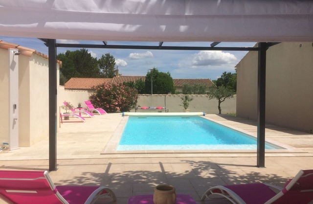 UZES A PIED : AIR-CONDITIONED VILLA - PRIVATE POOL - ENCLOSED GROUNDS