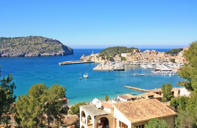 Vacation Apartment Marbat with Sea & Mountain View, Pool, Wi-Fi
