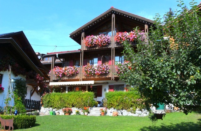 Vacation apartment Alpenrose with south-facing balcony - Ferienwohnungen Haas