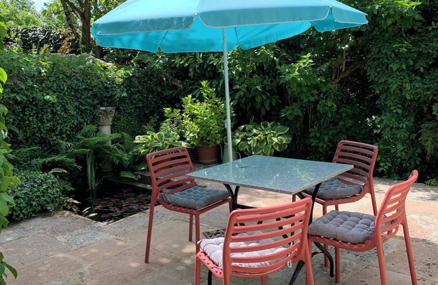 Vacation apartment, 60m2, natural stone terrace near Dole, ground-level access possible.