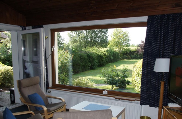 Vacation bungalow 'Uschi' with terrace in sunny south-facing position and large meadow by the forest