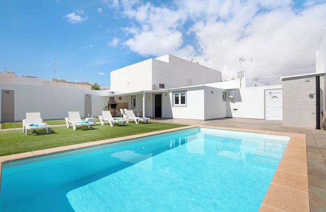 Vacation Home "Casa Muley" with Private Pool, Private Garden & Wi-Fi