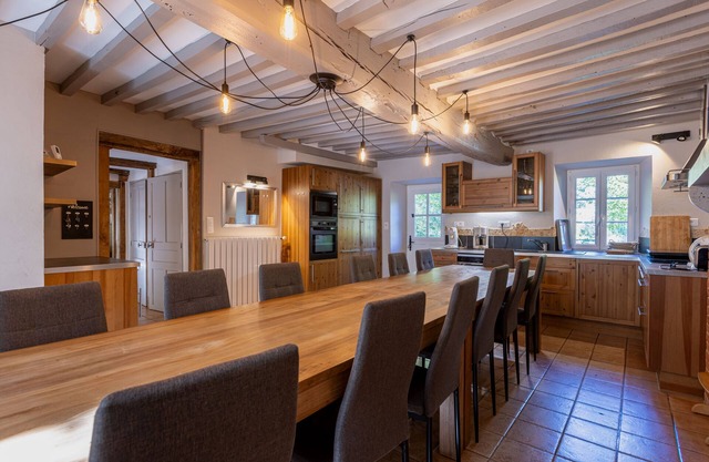 Vacation home sleeps 15 near the Chaîne des Puys in Auvergne