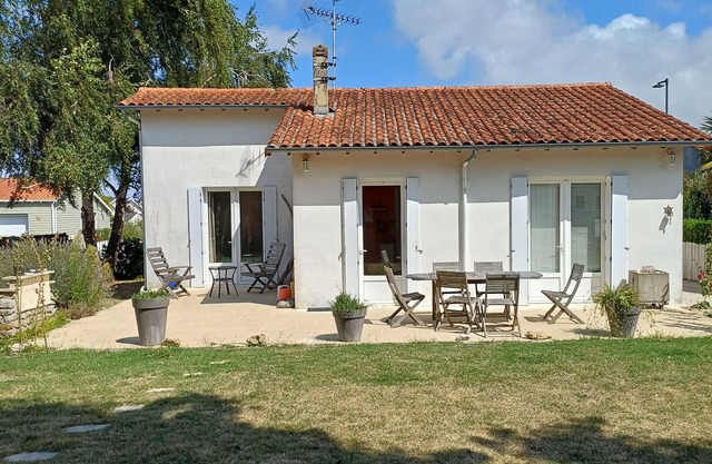 Vacation home with garden, near north beach and carrelets 5 min walk.