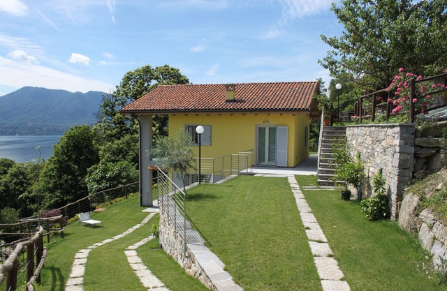 Vacation home with lake view up to 10 p. quiet location, private garden and bread service