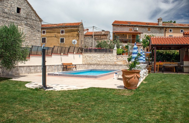 Vacation house with PRIVATE garden, pool, table tennis and soccer. Max 4 persons
