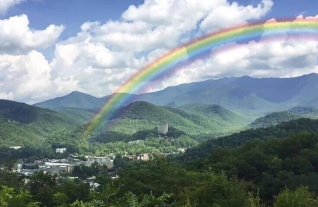 Vacation in the beautiful Smokies - 5 star resort + Water Park