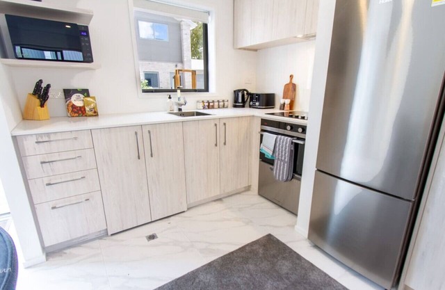 Vacation Riccarton 2 bed 2 bath w/carpark