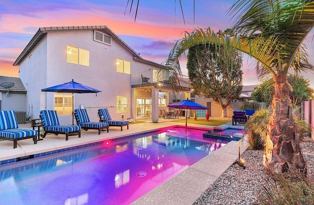 Vacay In The Valley - Entertainers Backyard!