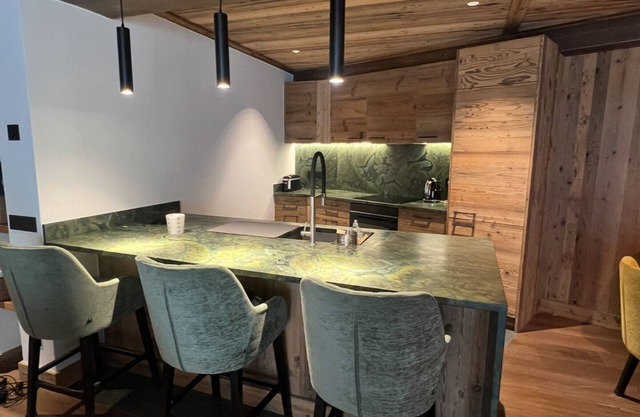 Val-d'Isère: 3-bed apt for 6, balcony with village view, parking, WIFI