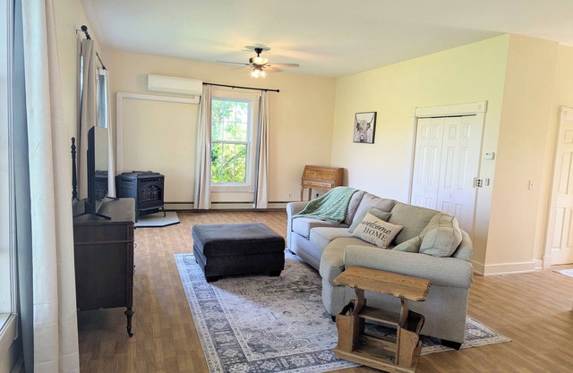 VanMar House-Charming Renovated Farmhouse at Creekstone Farms with AC