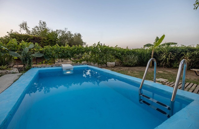 Vardiola Houses - Traditional Suite with private pool