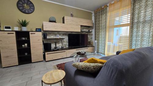 VARESE PRIME - Stylish Apartment, AC, 2 Baths, 2 Covered Parking, Walk to City Centre