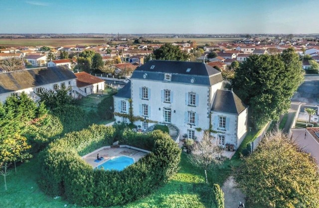 Vast 8/9 bedroom maison de maitre with swimming pool near beaches