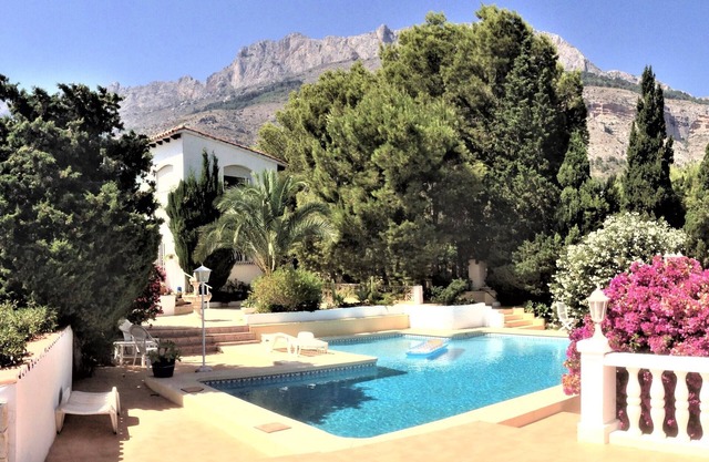 Vast and beautiful villa situated in Altea la Vella, on the Costa Blanca .