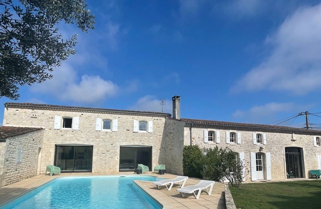 Vast Charentais mansion, swimming pool and private garden, rated 5*.