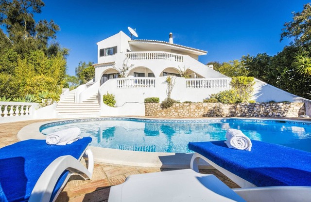 Veado – beautiful 4-bed villa with private heated pool & stunning seaviews