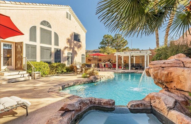 vegas hacienda, 5B free heated pool+spa, 15 mins to Strip