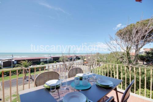Vela, terrazza sul mare, 2 camere, clima e posto auto a soli 50 m dal mare! by Alfareal