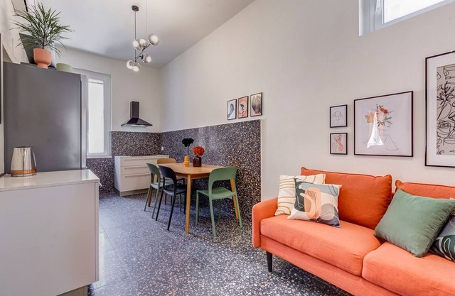 Velcro Apartment - Three Bedroom Villa, Sleeps 7