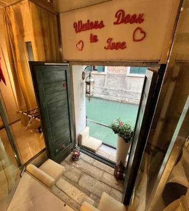 Venice Luxury Watersdoor