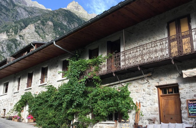 Venosc: Characterful house and gardens in magnificent location 8 - 30 pers