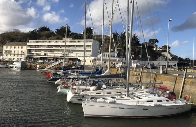 VERY BEAUTIFUL VIEW OF THE PORT, THE SEA FROM THE CLEAR APARTMENT AND FROM THE BALCONY.
