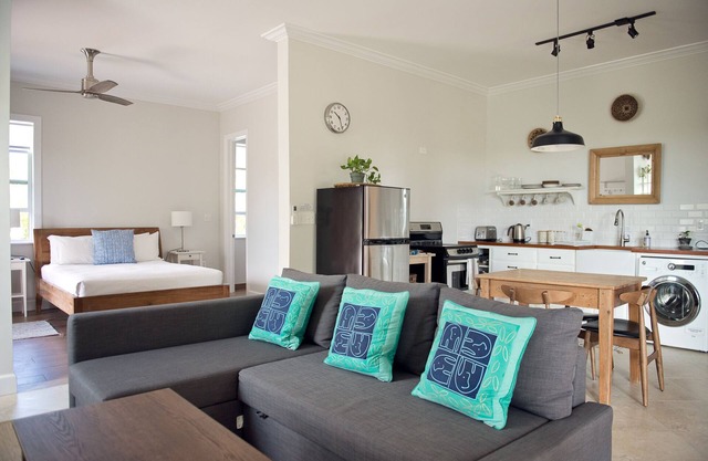 Very Large Studio & Porch, 5 Min Walk to Beach, Secluded, Tranquil & Green