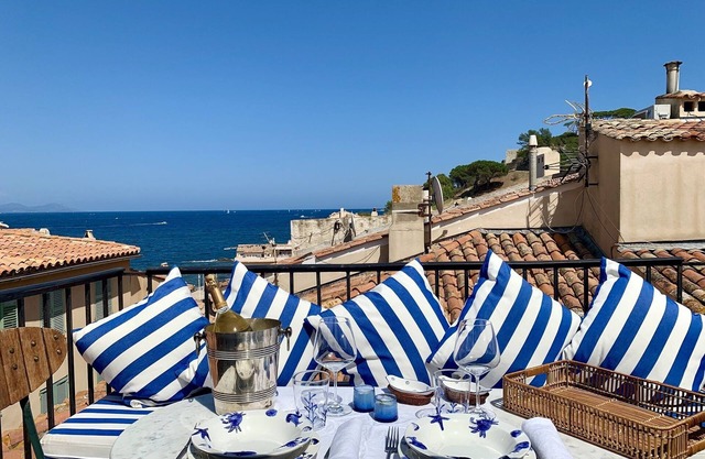 VERY NICE APARTMENT OLD TOWN TROPEZIENNE TERRACE SEA VIEW