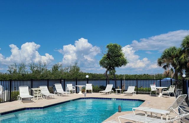 Very Nice, Clean Condo on Manasota Key! Close to Everything!