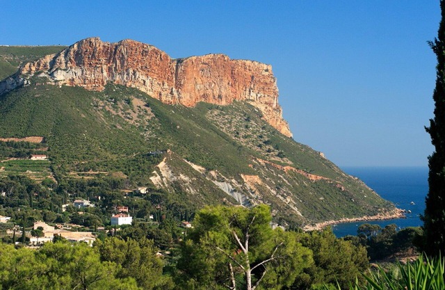 VERY NICE CONTEMPORARY HOUSE WITH SEA VIEW AND CAP CANAILLE
