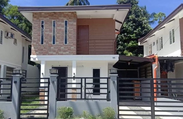 Very nice townhouse located close to Villa Esccudero and nearby shopping center.