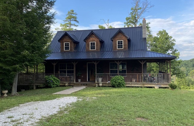 Very peaceful 3 bedroom, 2 1/2 baths cabin within minutes of RRGorge and NB.