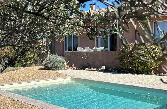 Very pretty house 2 steps from downtown with swimming pool