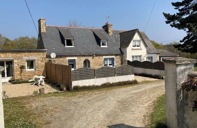 Very quiet house, near Côte de Granit Rose, 7 minutes from beaches.