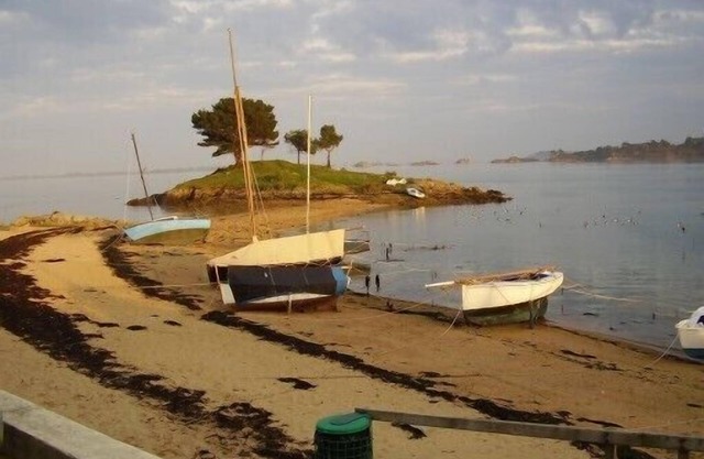 Very quiet seafront house with unobstructed sea view