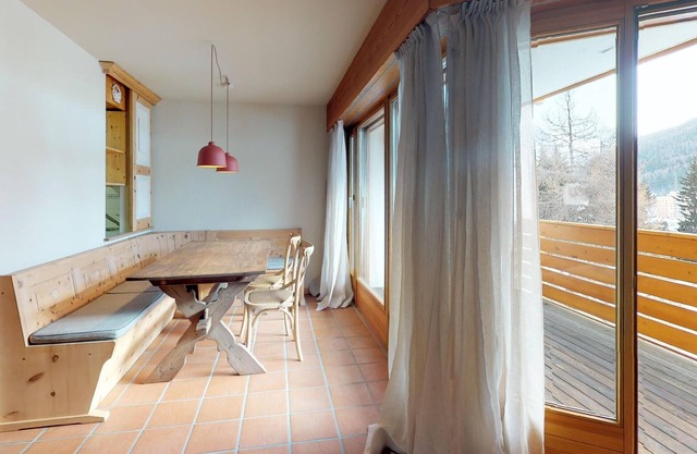 Very well located apartment house in the favorite and quiet Salet area.