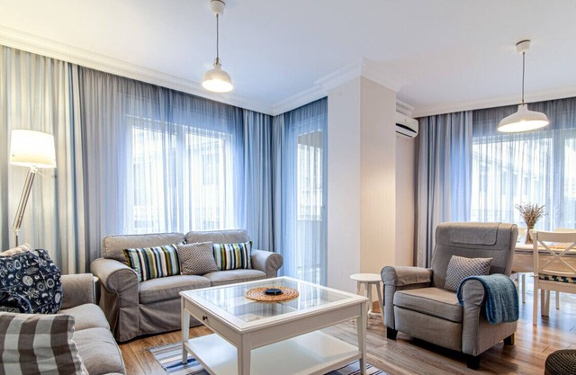 Vibrant and Central Flat with Balcony in Maltepe